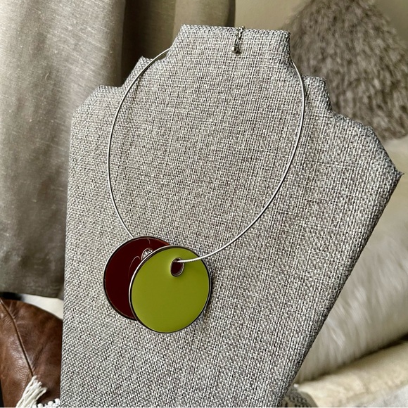 JOAN RIVERS | Vintage | Reversible Two-Disc Shaped Pendant Silver Wired Necklace - Picture 13 of 16